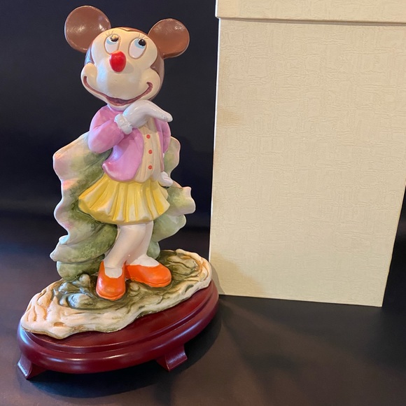 Ceramic Minnie Mouse Figurine On Cherry Wood Base Centerpieces Debora Carlucci - Picture 1 of 3